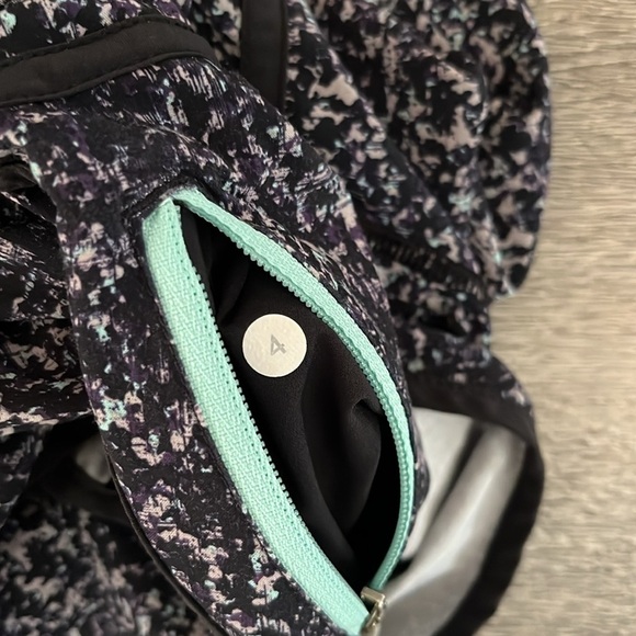 Lululemon Tracker Short II *4-way Stretch
Rocky Road Sand Dune Toothpaste/ Black - Picture 5 of 7